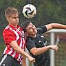 Tom Jehle von der Spvgg. Andelsbach (links) liefert sich ein Kopfballduell mit dem Bergalinger Niklas Exposito Gallardo.  | Foto: Gerd Gründl