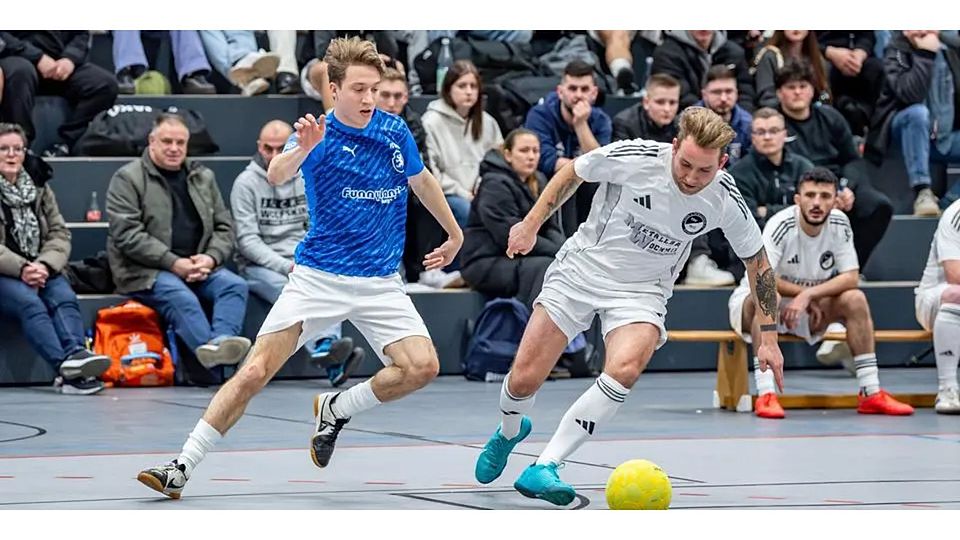 Nur ein Beispiel für intensive Duelle beim Hallenturnier des FC Burgsolms, das Cyril Brückel (l.) und die Gastgeber im Finale gegen den FSV Braunfels gewinnen. Mateusz Olejniczak und der TSV Steindorf scheitern in der Zwischenrunde. © Jenniver Röczey