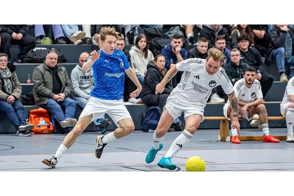 Nur ein Beispiel für intensive Duelle beim Hallenturnier des FC Burgsolms, das Cyril Brückel (l.) und die Gastgeber im Finale gegen den FSV Braunfels gewinnen. Mateusz Olejniczak und der TSV Steindorf scheitern in der Zwischenrunde. © Jenniver Röczey