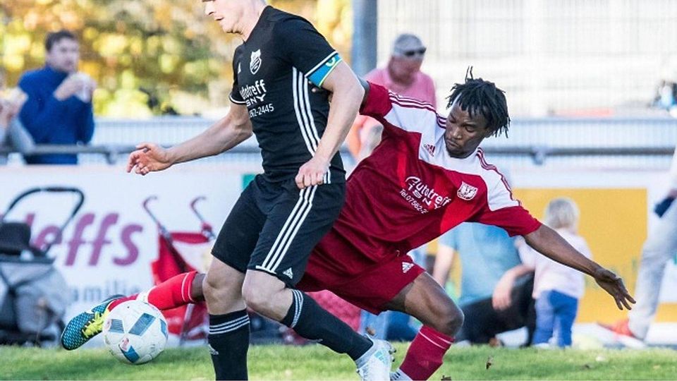 Lamin Samatech (rechts) und FC Isny kamen gegen Maierhöfen (Dominic Wagner) nach einem 0:2-Rückstand noch zum 2:2-Ausgleich. Florian Wolf