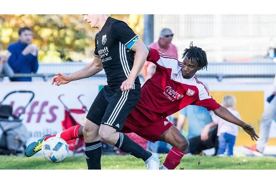 Lamin Samatech (rechts) und FC Isny kamen gegen Maierhöfen (Dominic Wagner) nach einem 0:2-Rückstand noch zum 2:2-Ausgleich. Florian Wolf