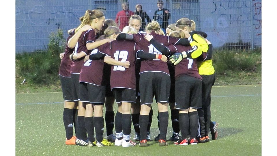 Die 3. Frauenmannschaft des 1. FC Nürnberg schwört sich auf ihr letztes Heimspiel im Jahr 2013 ein. F: FuPa.net