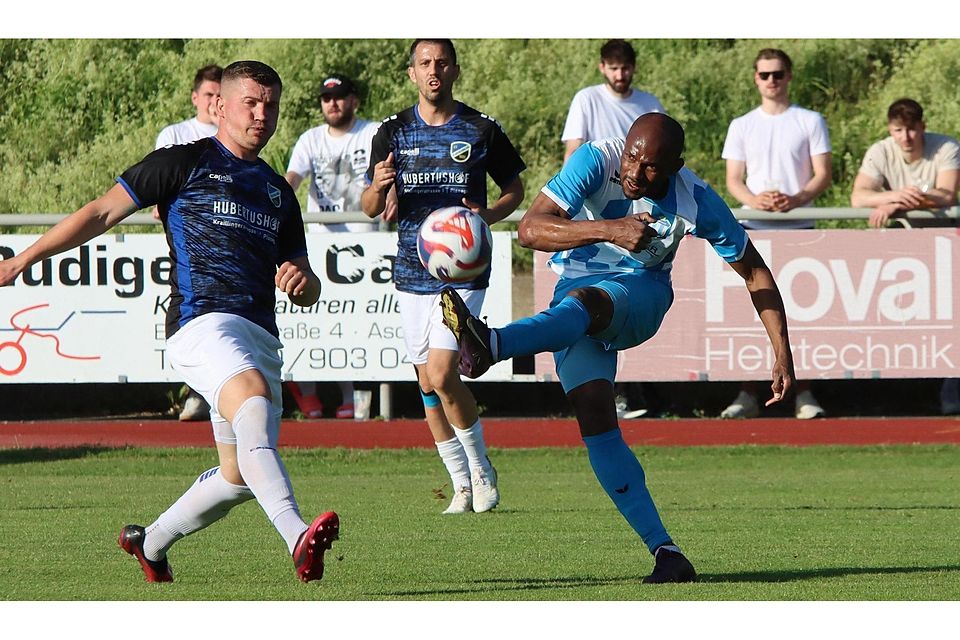 Couragierter Auftritt: Didier Nguelefack (r.) und die Aschheimer können sich auf dem heimischen Platz keinen Vorteil fürs Rückspiel verschaffen. Couragierter Auftritt: Didier Nguelefack (r.) und die Aschheimer können sich auf dem heimischen Platz keinen Vorteil fürs Rückspiel verschaffen.