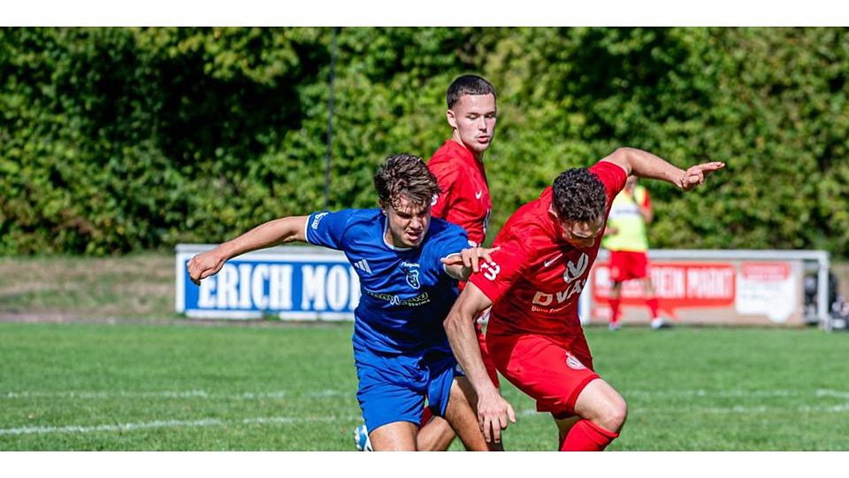 Zwei Aufstiegsanwärter in der Fußball-Gruppenliga Gießen/Marburg unter sich: Doch weder Henri Dietz (l.) vom FC Burgsolms noch David Moreno vom SV Bauerbach zeigen bisher konstante Leistungen. © Jenniver Röczey