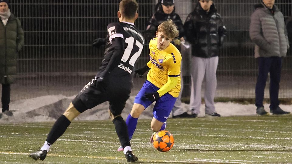 Einst Kollegen: Dominik Neisser (gelbes Trikot) will an Daniel Zanker vorbei.
