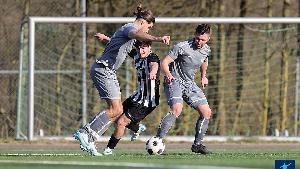 Der BSC Schwalbach (graue Trikots) geht im Spiel gegen Germania Weilbach II als Sieger hervor.