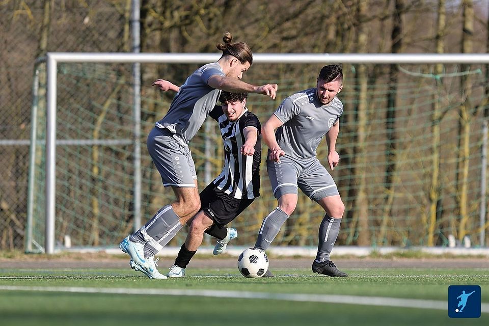 Der BSC Schwalbach (graue Trikots) geht im Spiel gegen Germania Weilbach II als Sieger hervor.