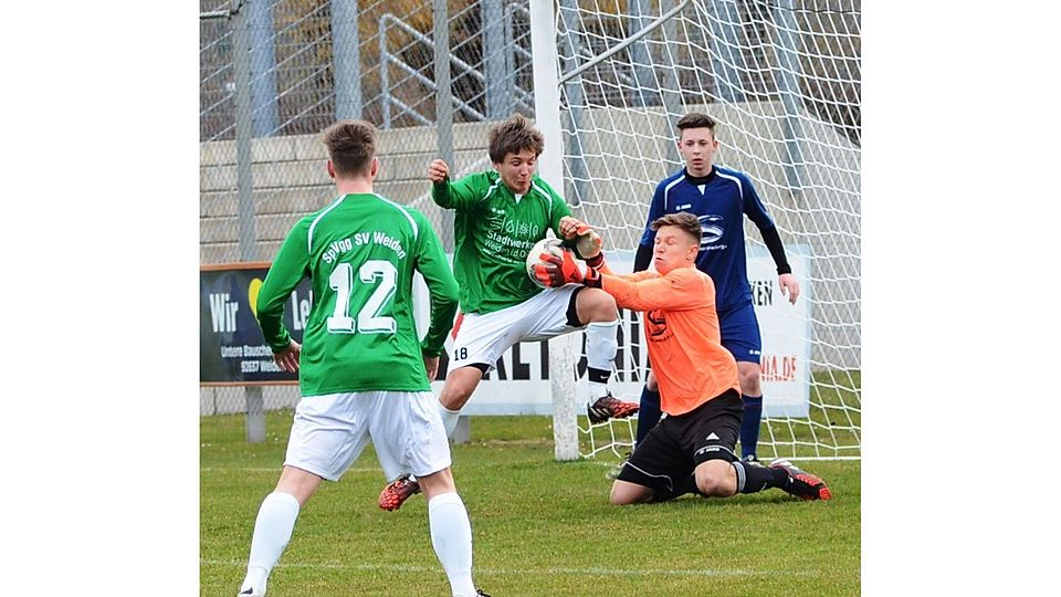 Selbst beste Chancen ließ die U19 der SpVgg SV (grüne Trikots) liegen. F: Nachtigall