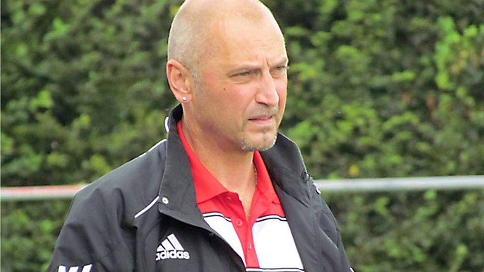 Kann mit drei neuen Spielern den Kampf um den Klassenerhalt angehen: Helmut Gruschka, Trainer des TSV Pöttmes.  Foto: Josef Abt