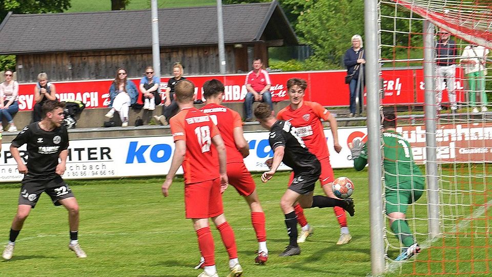 Letzte Aktion – Ausgleich: Fabio Zöller macht mit der Hacke doch noch das verdiente Dorfener 2:2.