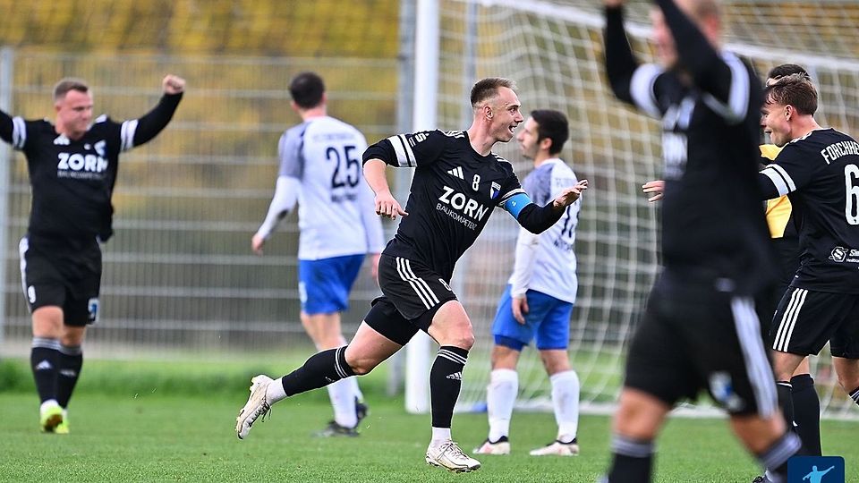 Kantersieg im Topspiel: Die SpVgg Jahn Forchheim um Kapitän und Torschütze Fabian Hofmann (Nr. 8, Bildmitte) fegte den FC Münchberg mit 5:1 vom Feld.