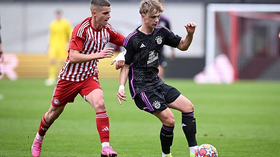 Bei der Viertelfinalniederlage gegen Olympiakos Piräus zeigte der FC Bayern um Maximilian Hennig (r.) über weite Strecken eine gute Leistung.