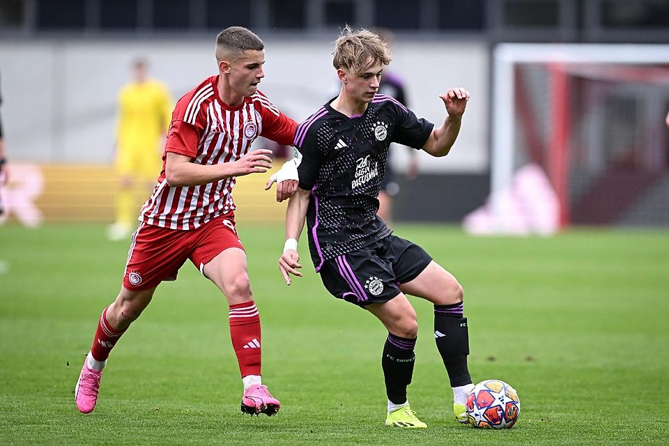 Bei der Viertelfinalniederlage gegen Olympiakos Piräus zeigte der FC Bayern um Maximilian Hennig (r.) über weite Strecken eine gute Leistung.