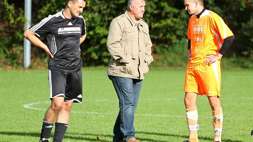 Toni Gerstner (Mitte) greift bei der SVG Ruhstorf an  F: Karl-Heinz Hönl