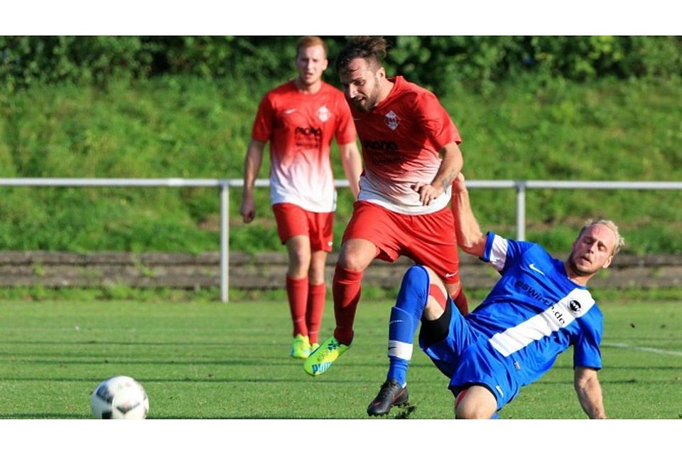 Dank des Treffers von Andreas Spieß (links) gewann der SV Mochenwangen gegen den SV Haisterkirch (Christian Egger) mit 1:0. Foto: Elke Obser