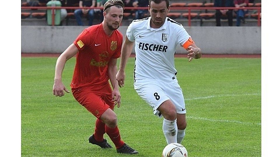 Kapitän Manuel May ist einer der herausragenden Spieler der letzten Kelsterbacher Jahre, der die Viktoria zum Saisonende verlässt. Gleichzeitig soll mit einem Sieg gegen den FC Ederbergland noch Konkurrent Rot-Weiß Darmstadt (links) überflügelt werden. Archivfoto: Schulz.