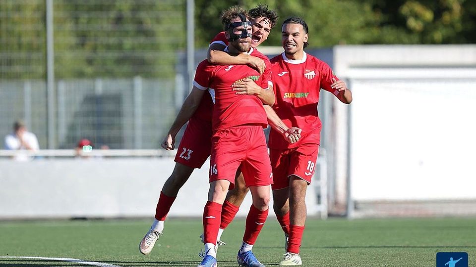 Nach fünf Niederlagen in Serie endlich wieder was zu jubeln: Nico Theisinger wird nach sienem Treffer zum zwischenzeitlichen 2:1 gefeiert.