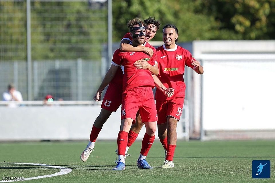 Nach fünf Niederlagen in Serie endlich wieder was zu jubeln: Nico Theisinger wird nach sienem Treffer zum zwischenzeitlichen 2:1 gefeiert. Nach fünf Niederlagen in Serie endlich wieder was zu jubeln: Nico Theisinger wird nach sienem Treffer zum zwischenzeitlichen 2:1 gefeiert.
