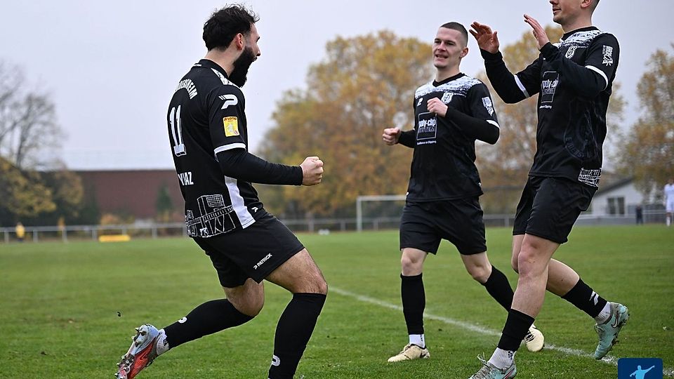 Halil Ibrahim Yilmaz (links) bejubelt den frühen Führungstreffer beim Auswärtssieg in Darmstadt.