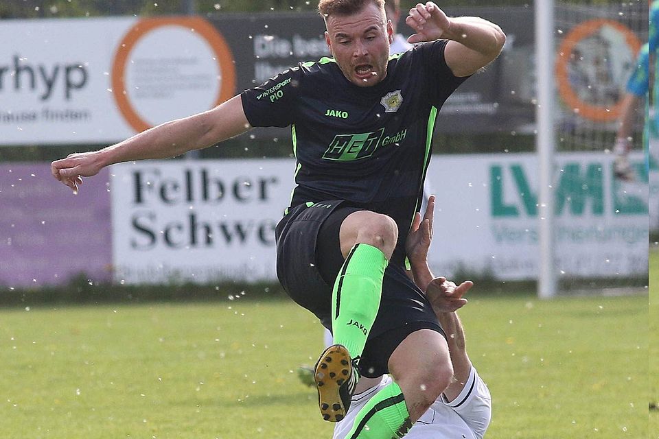 Die Kicker vom FC Scheuring in den dunklen Trikots ließen sich nicht vom FC Landsberied stoppen.