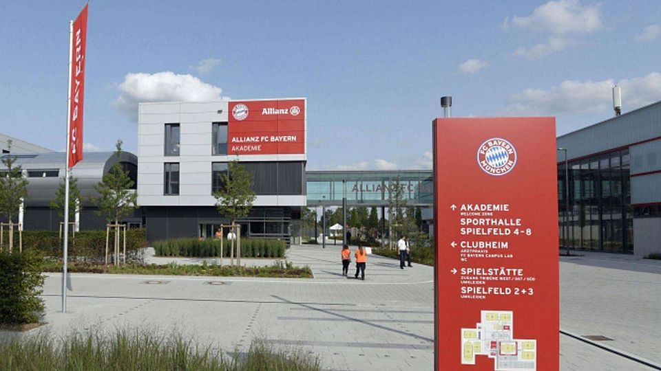 Der entlassene Jugendtrainer zieht seine Klage zurück: Kehrt rund um die Rassismusvorwürfe am FC Bayern Campus nun Ruhe ein?