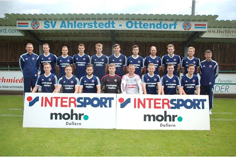 Die SV Ahlerstedt/Ottendorf: Co-Trainer Holger Steenbock, Matthias Meibohm, Simon Buddelmann, Maric Buchholz, Thore Nissen, Marco Oppermann, Daniel Fleckenstein, Tobias Höft, Oliver Klempahn, Carsten Dammann, Trainer Stefan Buchholz (hinten von links) sowie Rene Grimm, Thorben Glüsing, Erhan Danaci, Marvin Koch, Andreas Bockelmann, Timo von Holt, Simon Buchholz, Jan-Phillip Steenbock (vorne von li