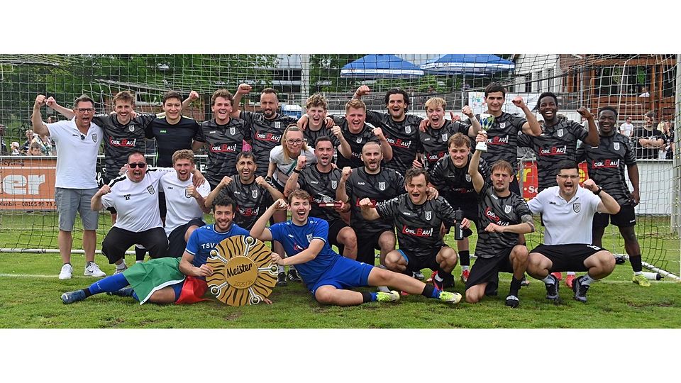 Da ist das Ding! Die Echinger Fußballer feierten nach dem Derbysieg gegen Dietersheim ausgelassen die Meisterschaft und damit den Wiederaufstieg in die Kreisliga. Dort peilt das Team einen gesicherten Mittelfeldplatz an.