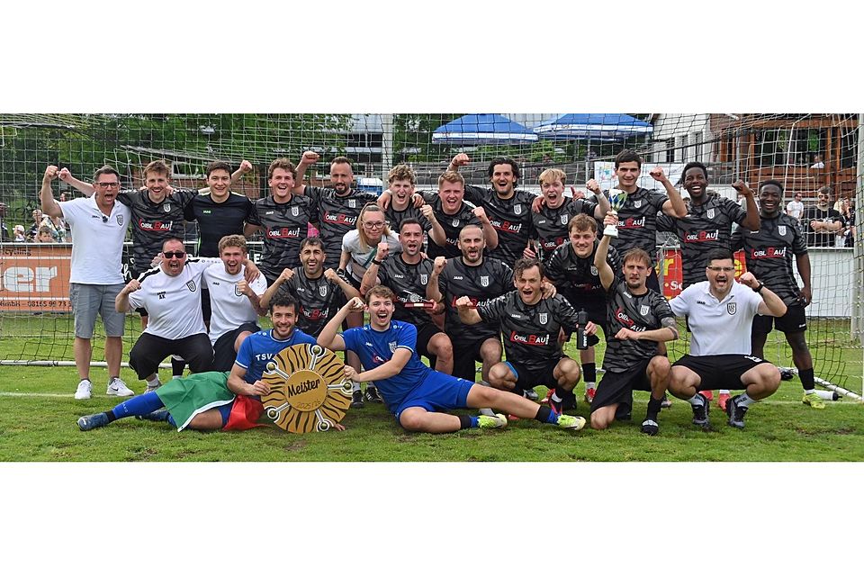 Da ist das Ding! Die Echinger Fußballer feierten nach dem Derbysieg gegen Dietersheim ausgelassen die Meisterschaft und damit den Wiederaufstieg in die Kreisliga. Dort peilt das Team einen gesicherten Mittelfeldplatz an. Da ist das Ding! Die Echinger Fußballer feierten nach dem Derbysieg gegen Dietersheim ausgelassen die Meisterschaft und damit den Wiederaufstieg in die Kreisliga. Dort peilt das Team einen gesicherten Mittelfeldplatz an.