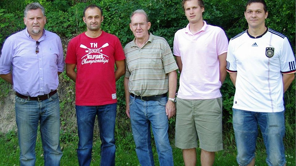 Die Abteilungsleiter Werner Fink (l.) und Sebastian Schwimmbeck (2.v.r.) sowie der Vorstandsvorsitzende Dieter Delp (Mitte) mit dem neuen Trainer Harald Heimrath (2.v.l). Zudem am Bild ist Christian K