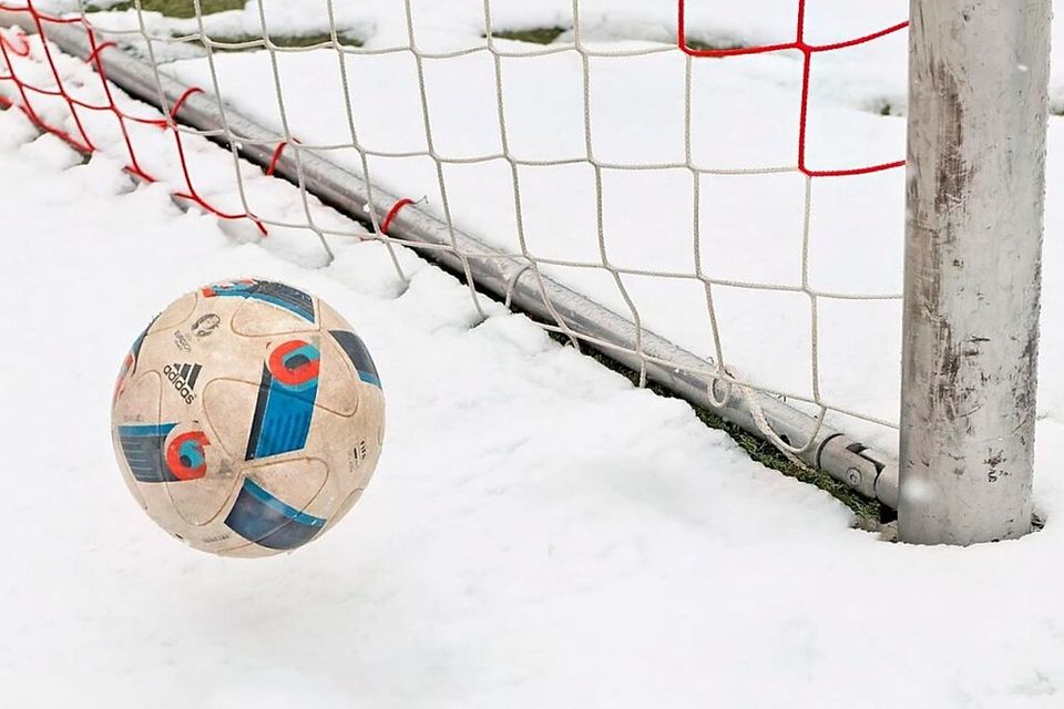 Bundesliga statt Bezirksliga: Aufgrund der Schneefälle in Hinterzarten fiel die Partie aus und beide Mannschaften verfolgten die Bundesligaspiele am Samstagnachmittag im Clubheim.