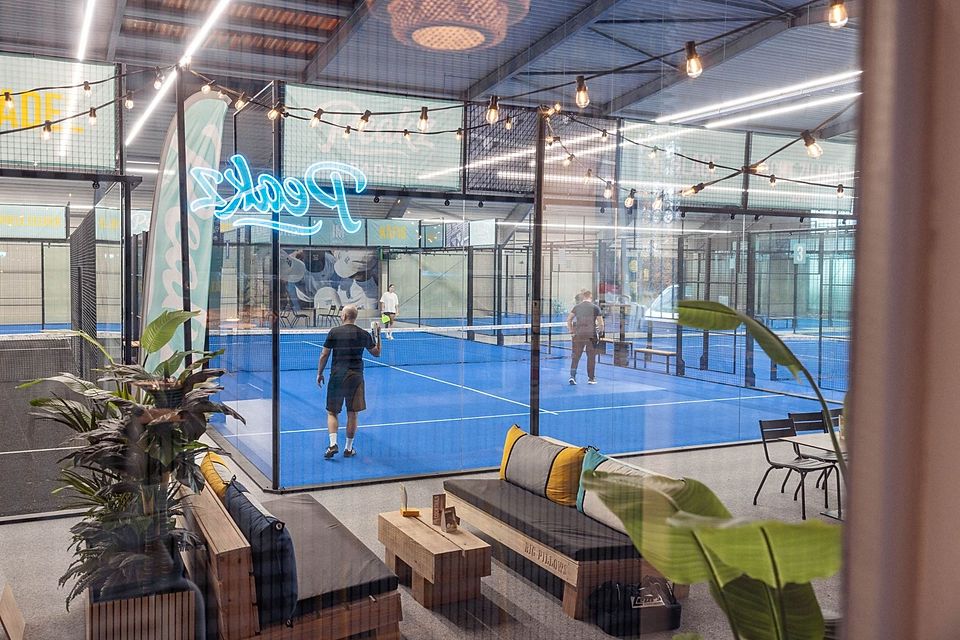 Nicht nur in Tönisvorst lässt sich bei Peakz Padel in angenehmer Atmosphäre spielen und entspannen. Nicht nur in Tönisvorst lässt sich bei Peakz Padel in angenehmer Atmosphäre spielen und entspannen.