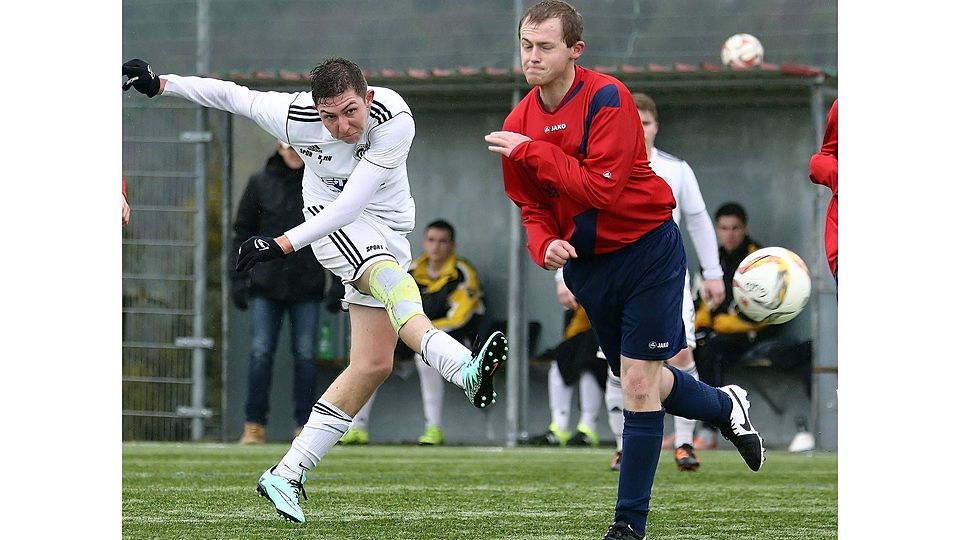 Abgezogen hat der Günterfürster Pascal Abbe (links) vor  Andre Vogelsanger (FC Rimhorn). Die Mannschaften trennten sich in der B-Liga unentschieden 1:1. Foto: Herbert Krämer