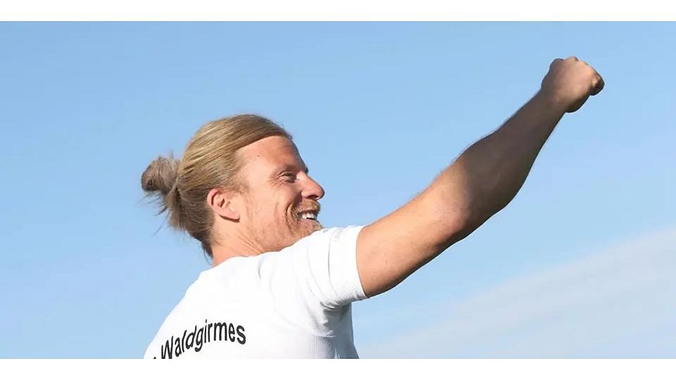 Jubelt auch künftig an der Seitenlinie der Ersten Mannschaft des SC Waldgirmes: Cheftrainer Mario Schappert, der seinen Vertrag bei den Lahnauern genau wie Co-Trainer Roger Reitschmidt und die Übungsleiter der anderen Seniorenteams für die kommende Saison verlängert hat. © Steffen Bär