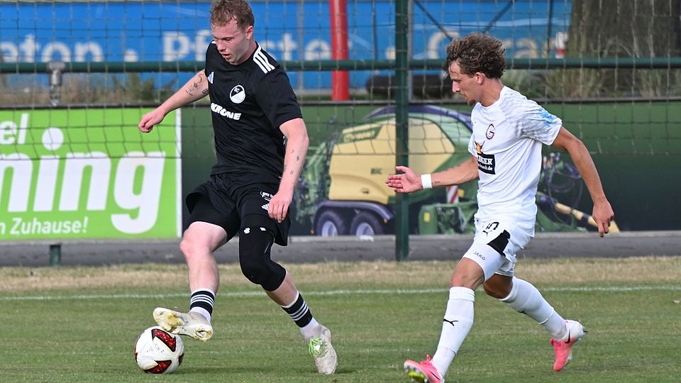 Moritz Pauli (li.) und der SC Spelle-Venhaus unterliegen dem 1. FC Gievenbeck mit 3:5.