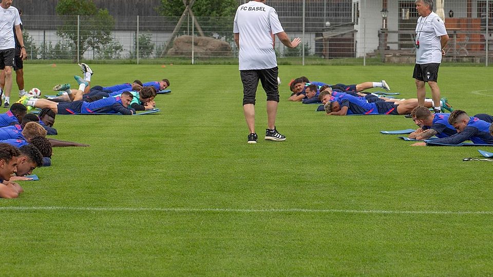 Das Stretching gehörte sicherlich zu entspannteren Einheiten des neuer Trainers des FC Basel, Alex Frei (3.v.r), auf der Anlage der SF Gmund-Dürnbach.