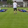 Das Stretching gehörte sicherlich zu entspannteren Einheiten des neuer Trainers des FC Basel, Alex Frei (3.v.r), auf der Anlage der SF Gmund-Dürnbach.
