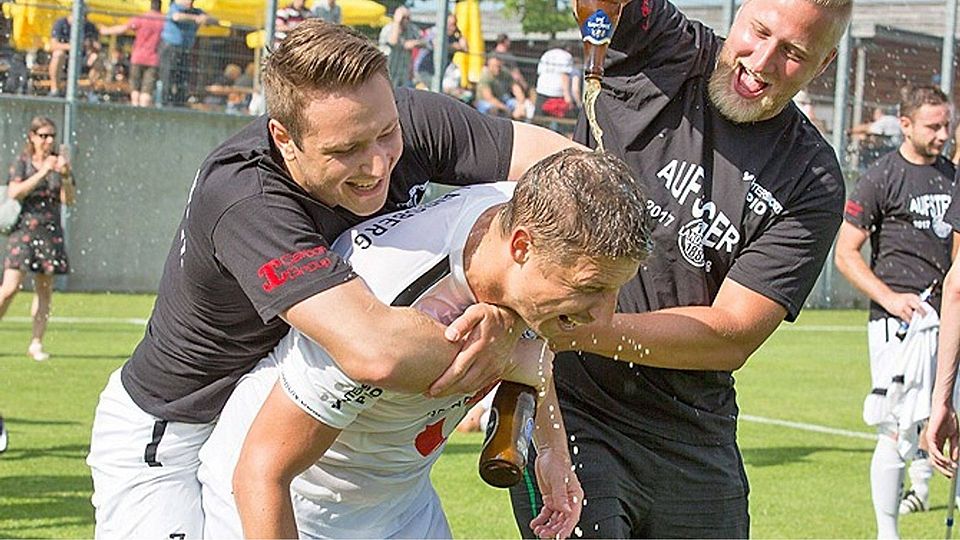 Der TSV Landsberg II spielt nächste Saison in der Kreisliga. In der Relegation setzte sich das Team von Spielertrainer Michael Bugdoll (hier bei der Bierdusche durch Christian Hirschvogl und Martin Stoll, rechts) gegen den SV Igling durch. Der SVI muss wieder in die Kreisklasse.  Foto: Julian Leitenstorfer