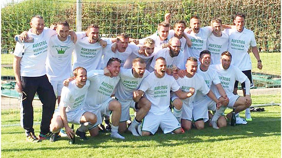 Geschafft: Nach dem 5:0-Sieg gegen den FC Füssen ist der TV Bad Grönenbach Meister der Kreisliga Süd und steigt in die Bezirksliga auf.   F.: TVBG