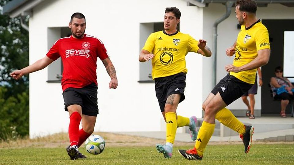 Wetzlarer Fußballkreis-Duell beim „Kesselberg-Cup“: Marius Nicoara (l.) und seine Mitstreiter vom Turniergastgeber TV Dornholzhausen schlagen Maximilian Lehnardt (M.), Robert Gerth und Co. vom FC Reiskirchen mit 5:0. © Isabel Althof