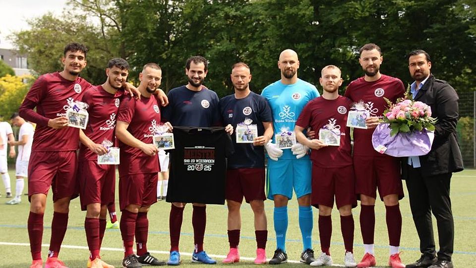 Da sich der Anpfiff beim Spiel zwischen der SKG 23 und der Spvgg. Sonnenberg wegen des ausbleibenden Schiedsrichters ohnehin verzögerte, war genug Zeit vor der Partie für die Ehrungen beim Meister.	Foto: Pia Pfeifer