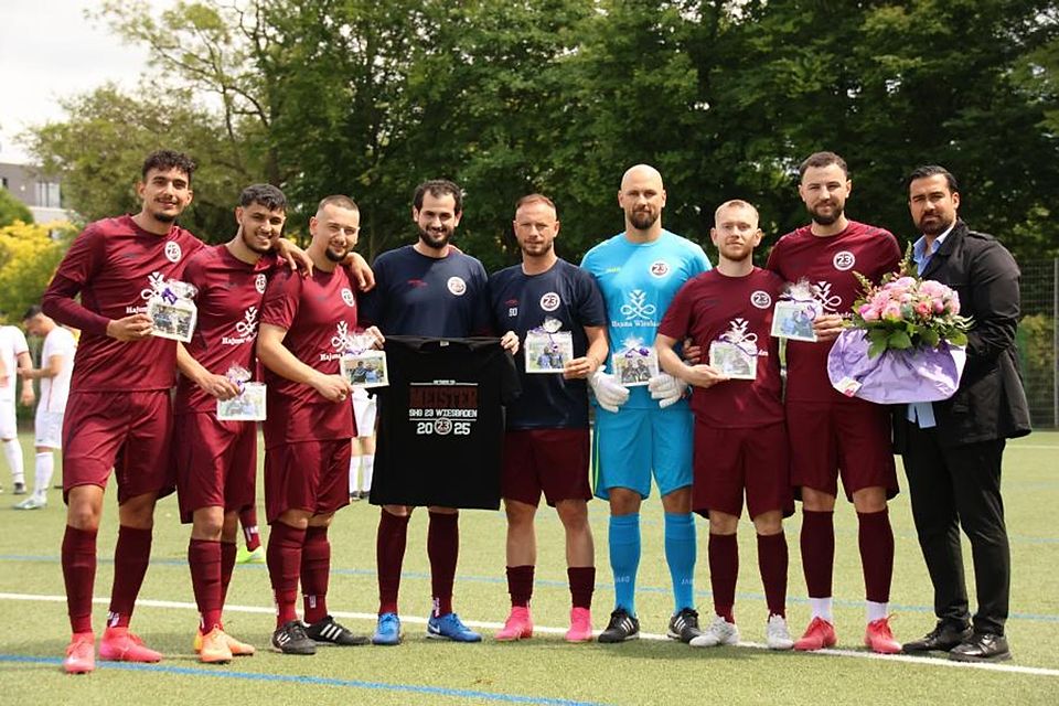 Da sich der Anpfiff beim Spiel zwischen der SKG 23 und der Spvgg. Sonnenberg wegen des ausbleibenden Schiedsrichters ohnehin verzögerte, war genug Zeit vor der Partie für die Ehrungen beim Meister.	Foto: Pia Pfeifer