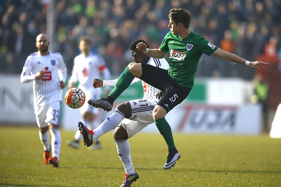 Chris Philipps (5) im Derby gegen Osnabrück - F: Getty Images Chris Philipps (5) im Derby gegen Osnabrück - F: Getty Images