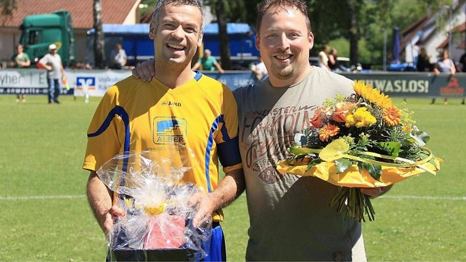 Mike Mutscheller (re.), Vorsitzender des SV Meßkirch, verabschiedet Stefan Stoll (li.) am vergangenen Wochenende in den Fußball-Ruhestand. Doch mit der Relegation gibt es Nachschlag: für Mutscheller, für Stoll und für die Fans des Vereins und Stoll Foto: Karl-Heinz Bodon