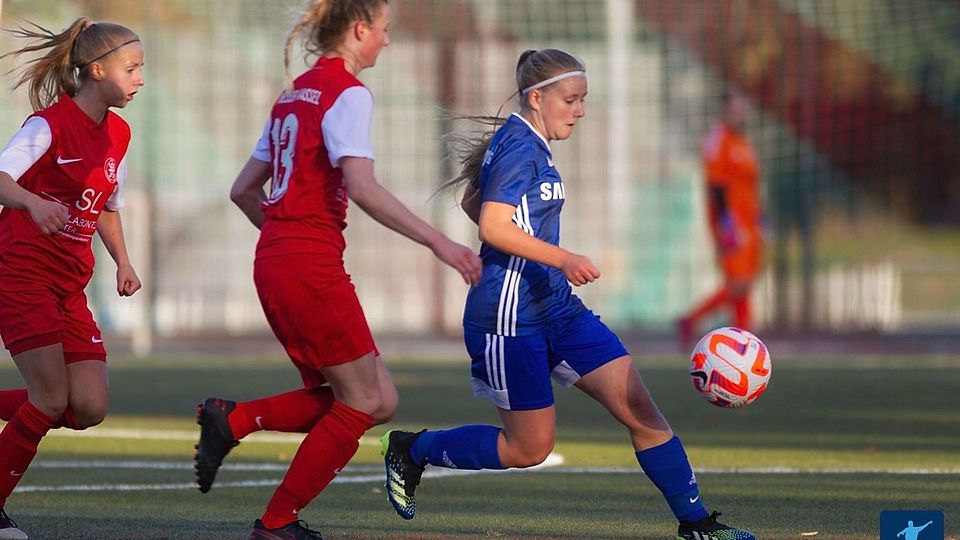 Janine Dülger (blaues Trikot) erzielte den verdienten 3:3-Endstand im Derby gegen Calden II
