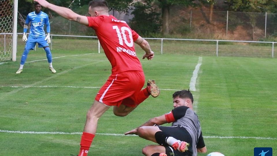 Kein Vorbeikommen: Die Gefühlswelten zwischen den Wormaten (Kapitän Elias Wekesser grätschend) und den Spielern von TuS Neuhausen (links: Marcel Seibel) könnten kaum unterschiedlicher sein.