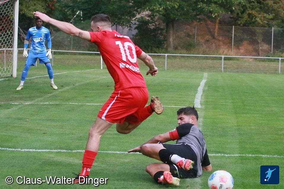 Kein Vorbeikommen: Die Gefühlswelten zwischen den Wormaten (Kapitän Elias Wekesser grätschend) und den Spielern von TuS Neuhausen (links: Marcel Seibel) könnten kaum unterschiedlicher sein.