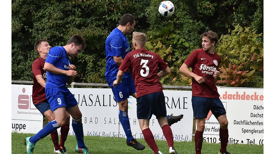 Wartenberg/Salzschlirfs Niklas Möller wird geblockt von Gersfelds Maximilian Jörges, so dass Gersfelds Spielertrainer Victor Ruppel zum Entsetzen von Daniel Henkel und Willi Liebelt (von links) zum 1:0 für die Gäste einköpfen kann.	Foto: Zinn