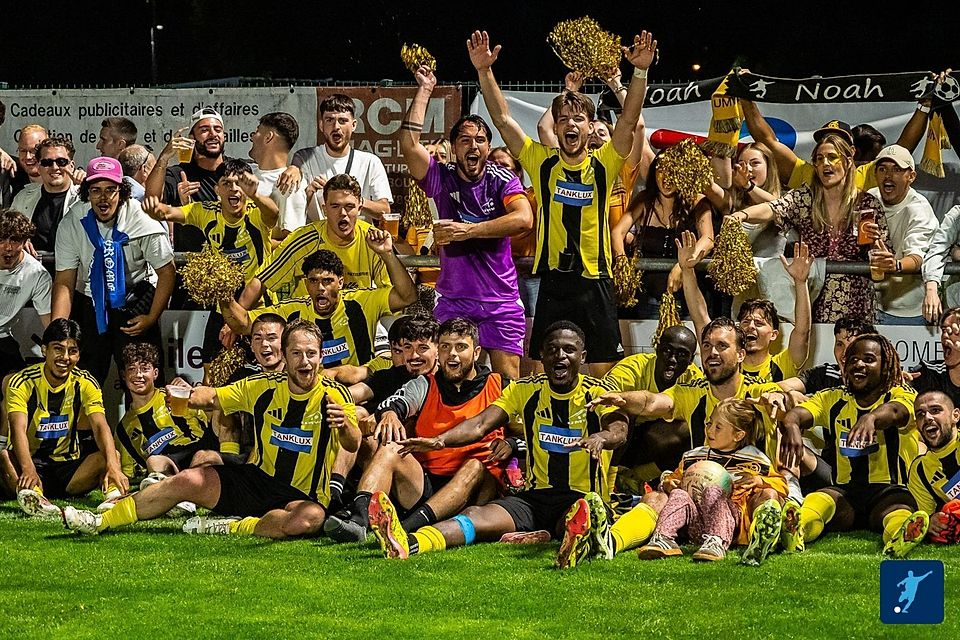 Die UMW feiert den Klassenerhalt zusammen mit ihren Fans Die UMW feiert den Klassenerhalt zusammen mit ihren Fans