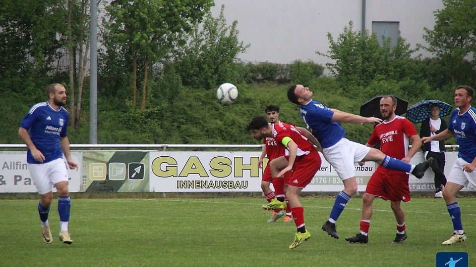 Wie schon in der vergangenen Saison liefern sich der TuS Rosenberg II (in Blau-Weiß) und der SV Inter Bergsteig Amberg II (in Rot) einen nervenaufreibenden Kampf um den Klassenerhalt.