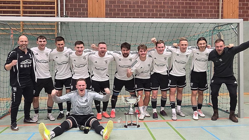 Der TuS Schwarz-Weiß Bismark hat es ein weiteres Mal getan und auch das zweite große altmärkische Hallenturnier für sich entschieden. Im Finale des 2. Busse-Cups des FSV Saxonia Tangermünde setzte man sich gegen den SSV 80 Gardelegen im Penaltyschießen durch.